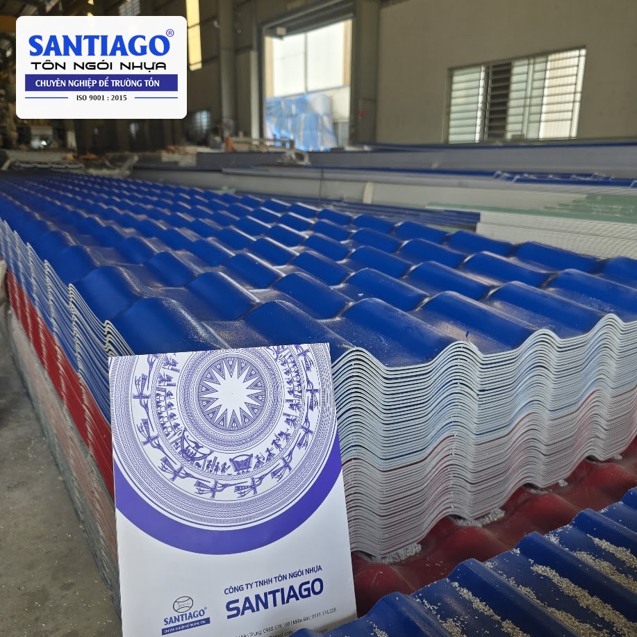 Chồng ngói nhựa xanh dương tại nhà máy, phía trước là hồ sơ năng lực Santiago