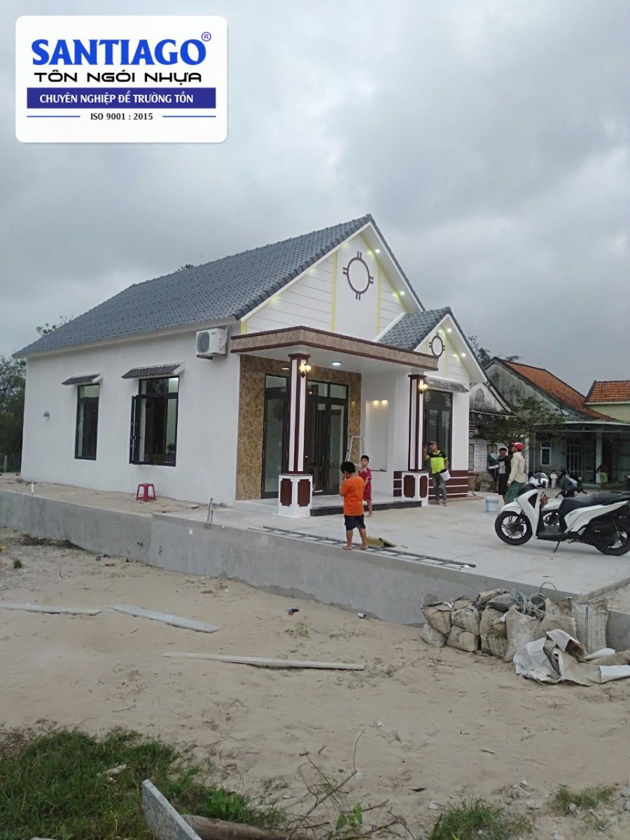 Nhà cấp 4 tường trắng mái ngói nhựa xám ở Duy Xuyên
