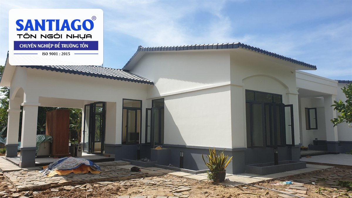Nhà cấp 4 tường trắng mái ngói nhựa xám ở Tây Ninh