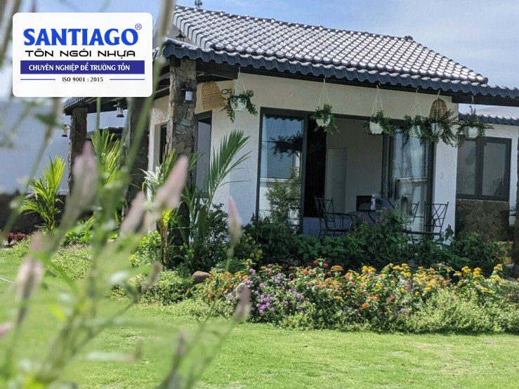Nhà cấp 4 mái ngói nhựa xám có hiên trước ở Xuyên Mộc