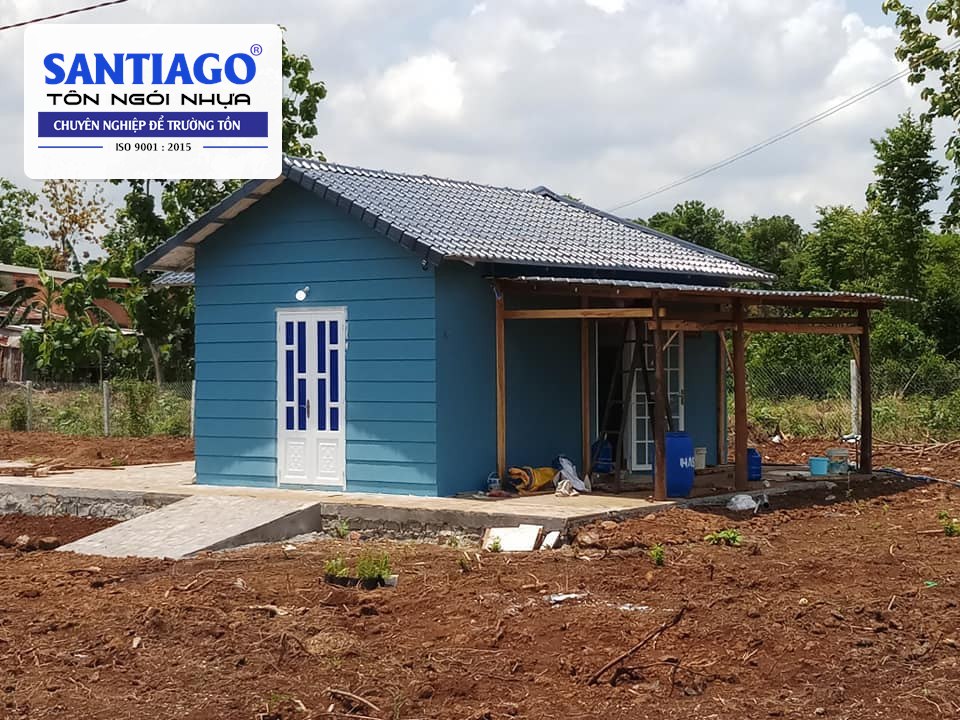 Nhà cấp 4 tường xanh mái ngói nhựa xám ở Đồng Nai