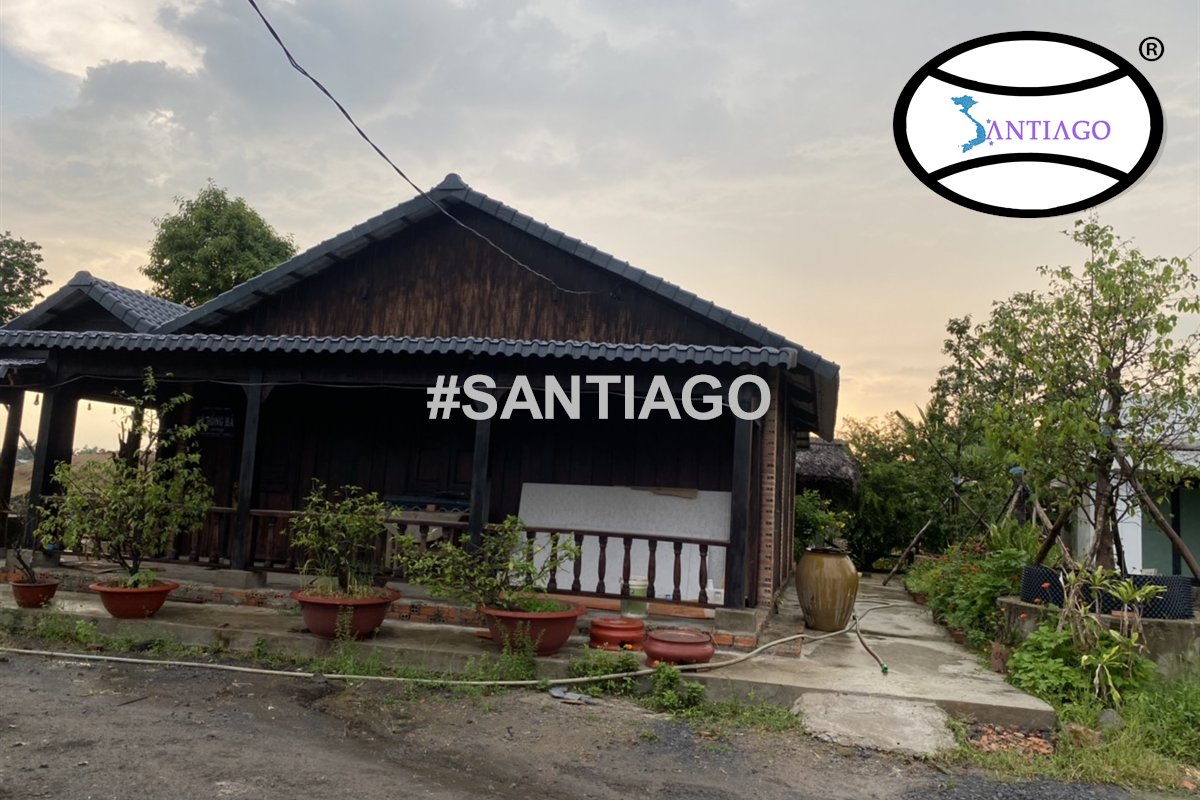 Nhà gỗ hiên rộng mái ngói nhựa xám