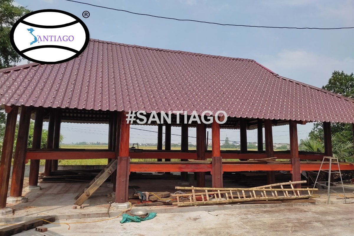Nhà gỗ lợp ngói nhựa màu đỏ ở Nam Định
