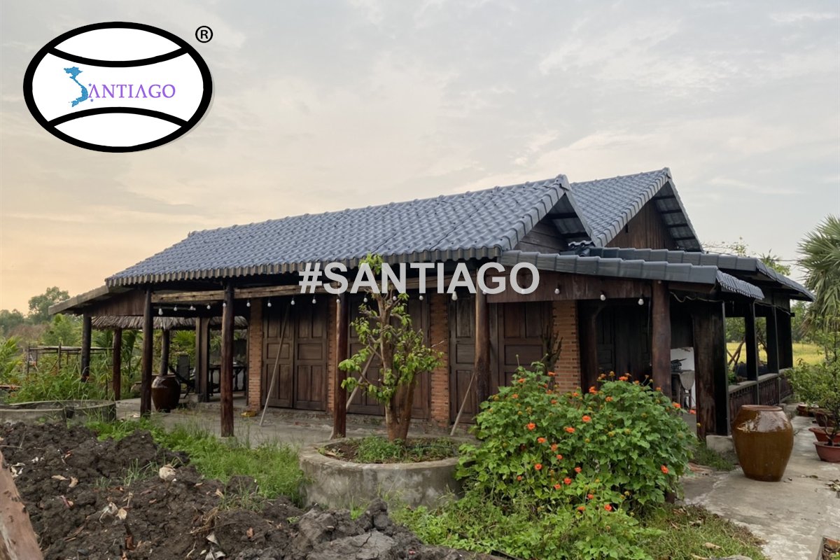 Nhà gỗ lợp ngói nhựa xám đen ở Đức Hòa