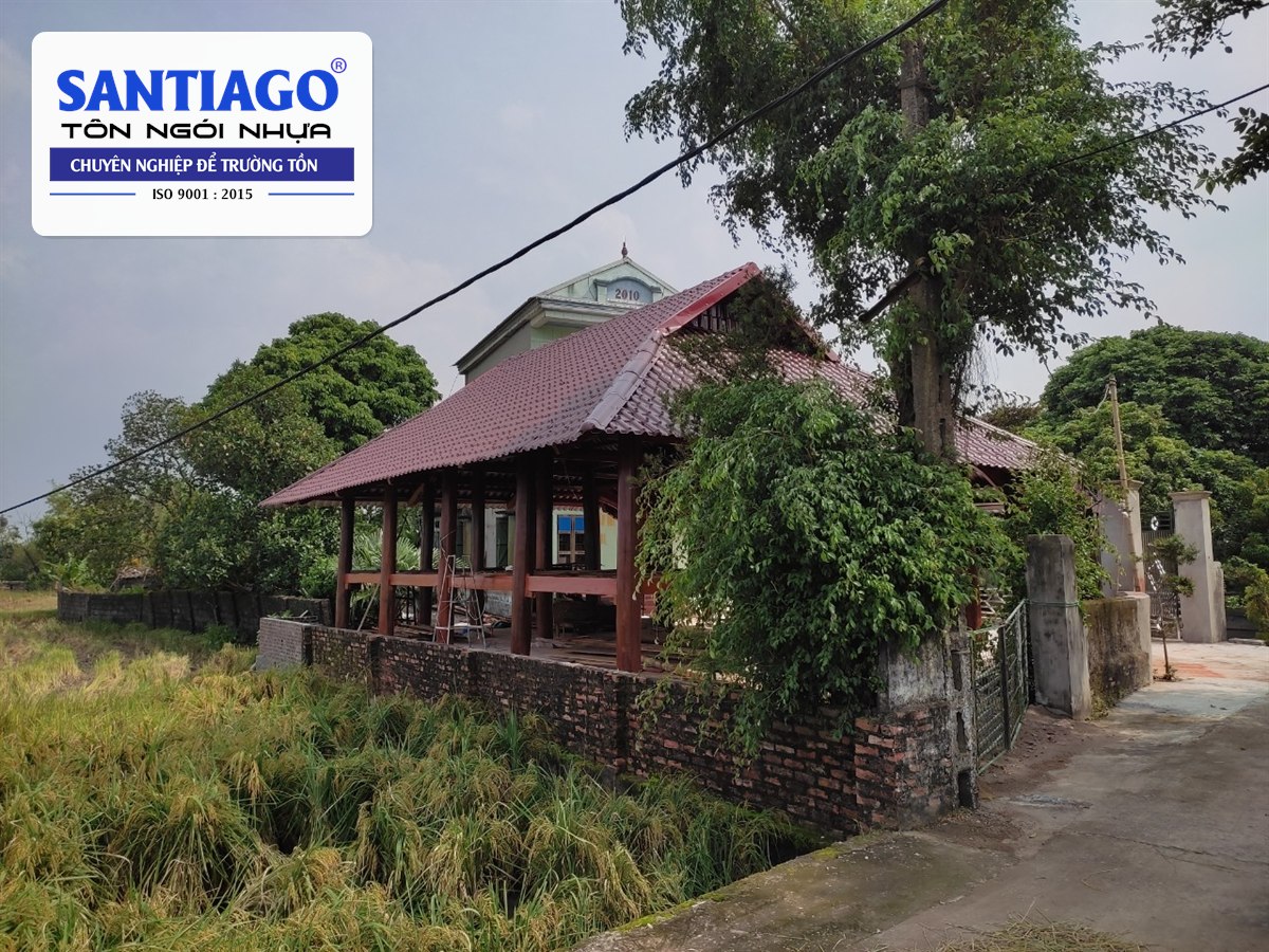 Nhà gỗ ba gian lợp ngói nhựa màu nâu