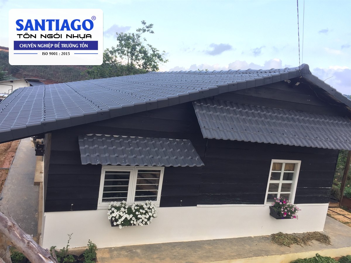 Nhà gỗ đen có mái hiên cửa sổ lợp ngói nhựa xám đen ở Đà Lạt