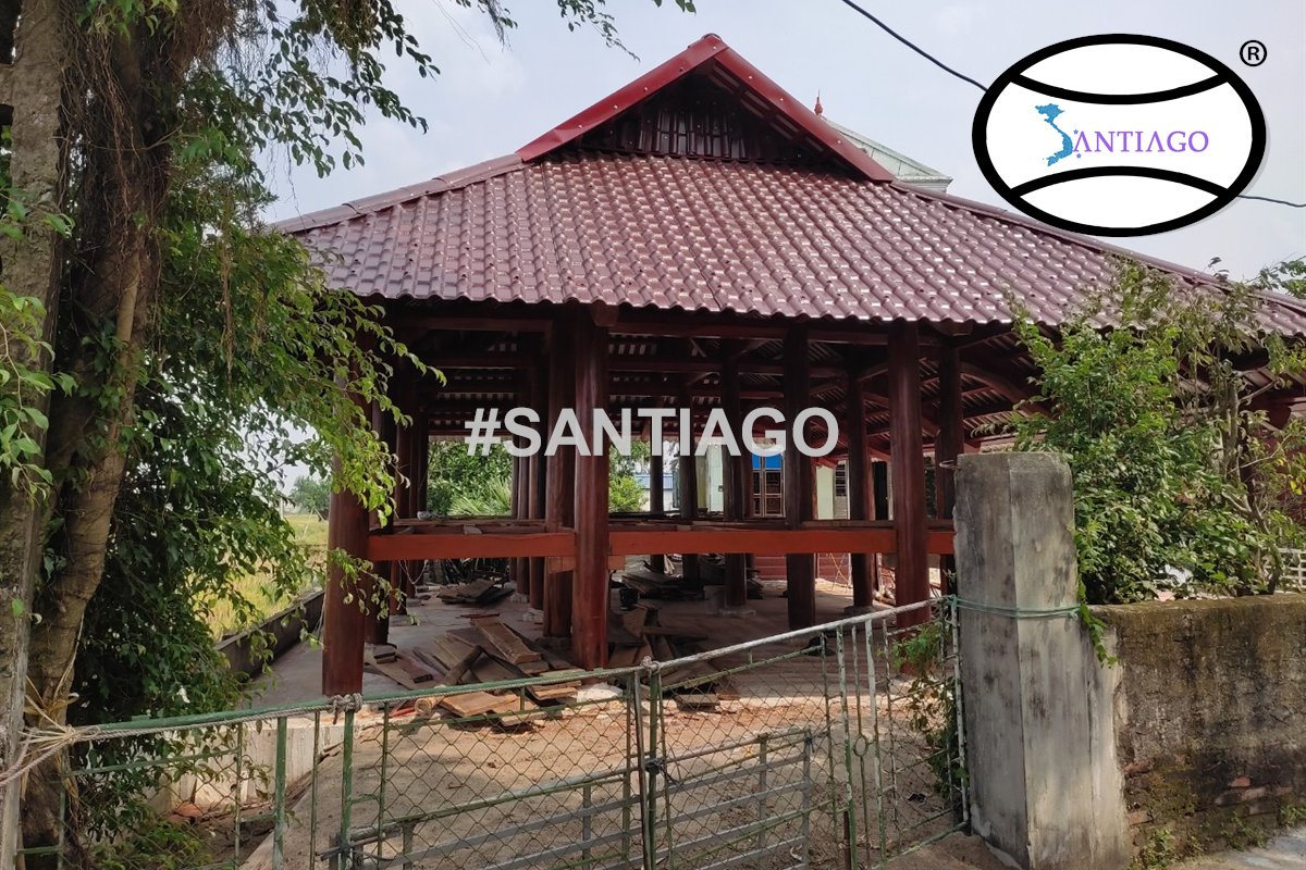 Nhà gỗ mái ngói nhựa đỏ nhìn từ cổng