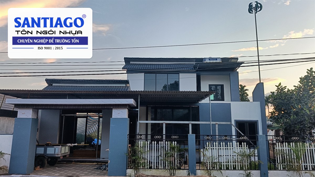Nhà hai tầng mái ngói nhựa xám ở Nghệ An
