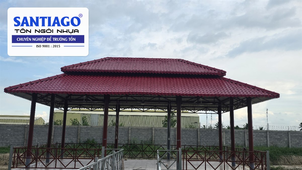 Nhà lục giác lợp ngói nhựa đỏ đô trong sân vườn