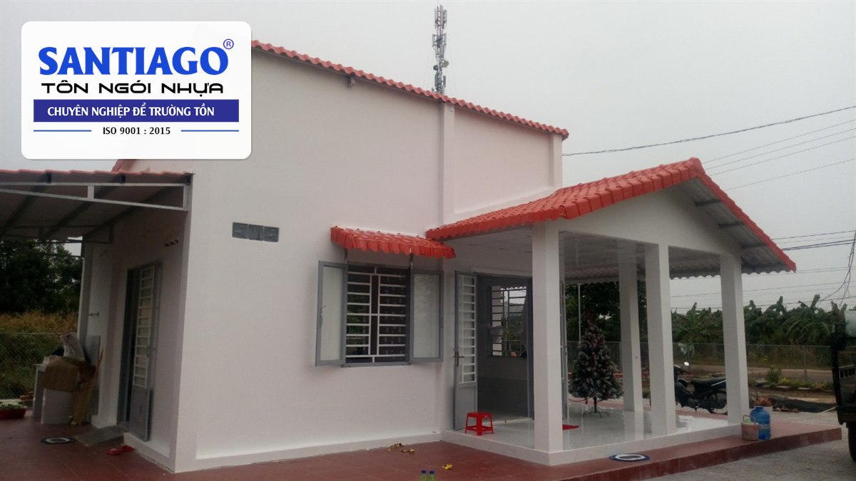 Nhà mái ngói nhựa đỏ có úp viền ở đầu hồi ở Đất Đỏ