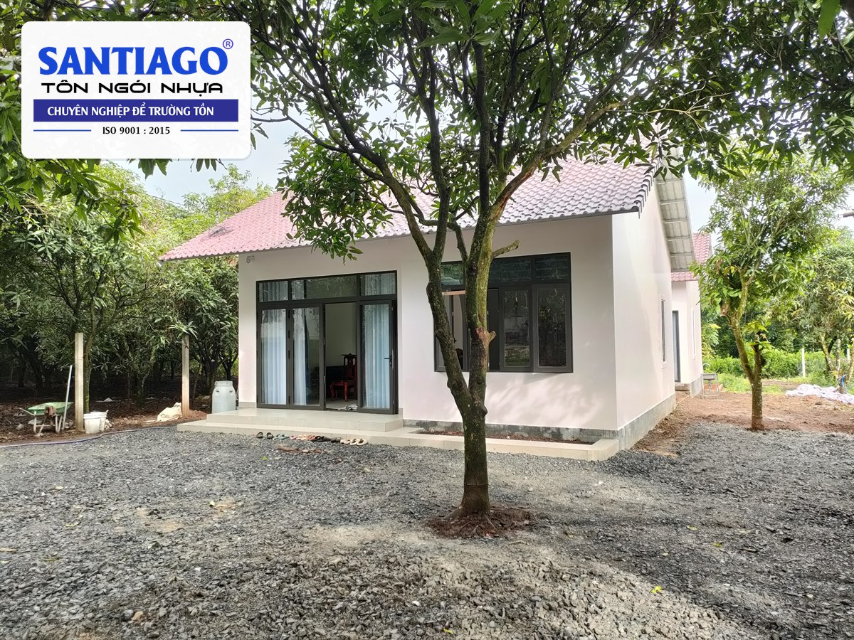 Nhà mái ngói nhựa đỏ đô giữa vườn cây ở Định Quán