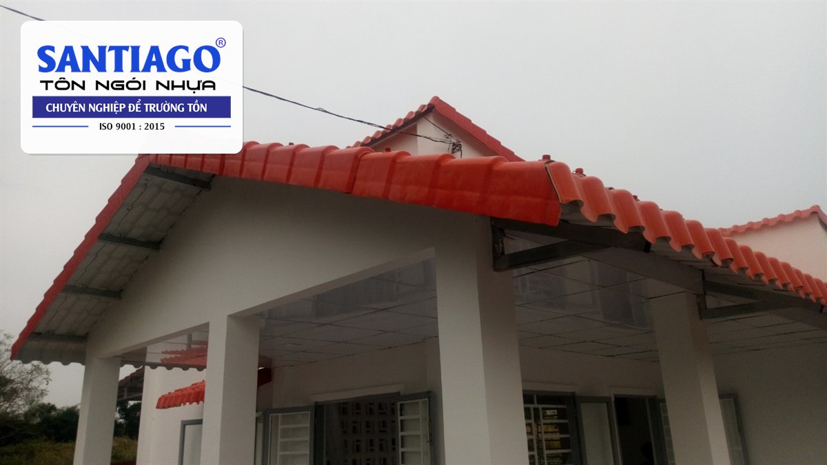 Nhà tường trắng mái ngói nhựa đỏ ngói