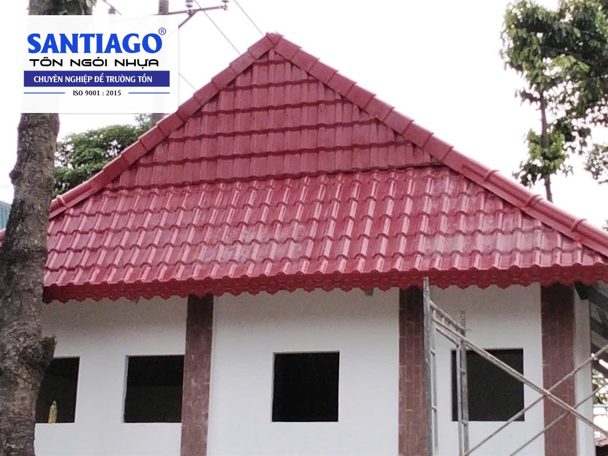 Nhà tường trắng mái ngói nhựa đỏ