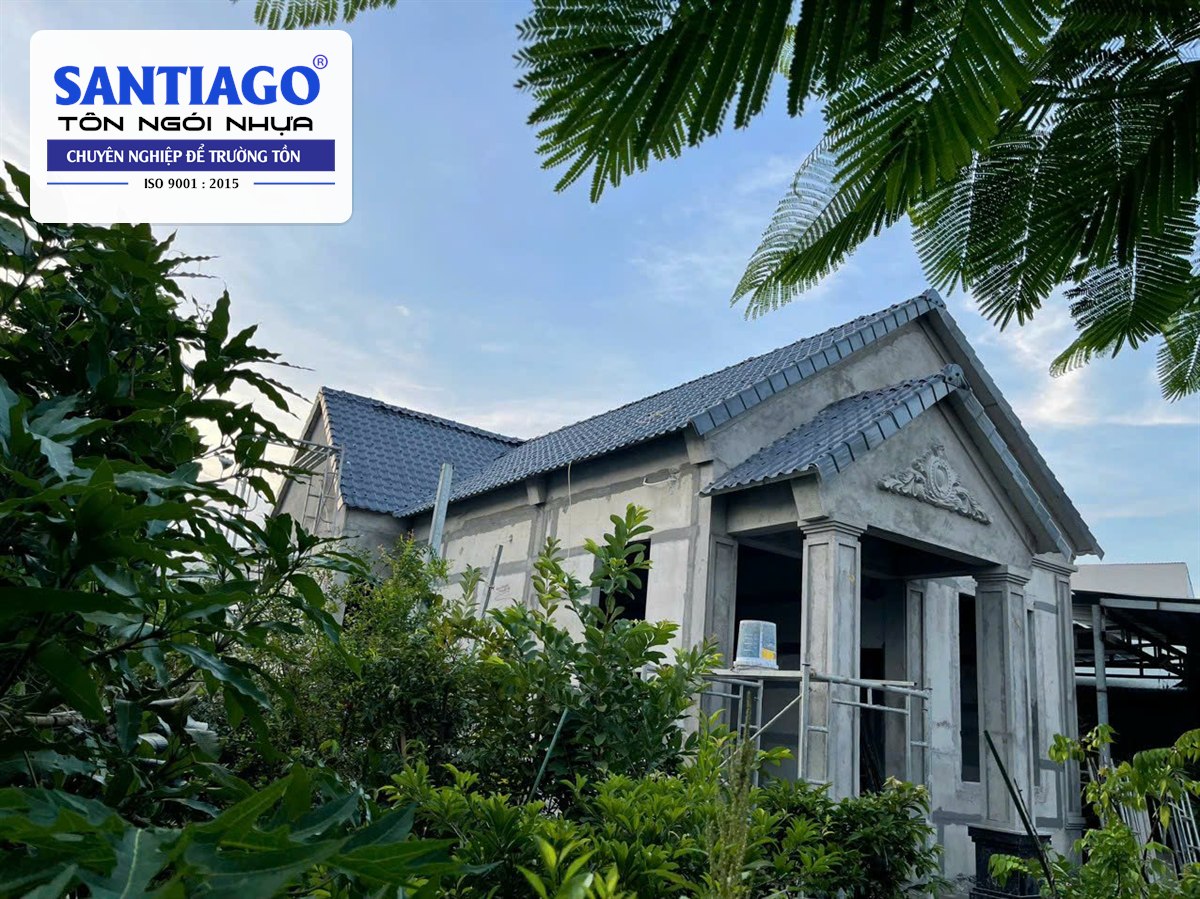 Ngôi nhà có mái ngói nhựa xám lợp trên sàn bê tông cũ