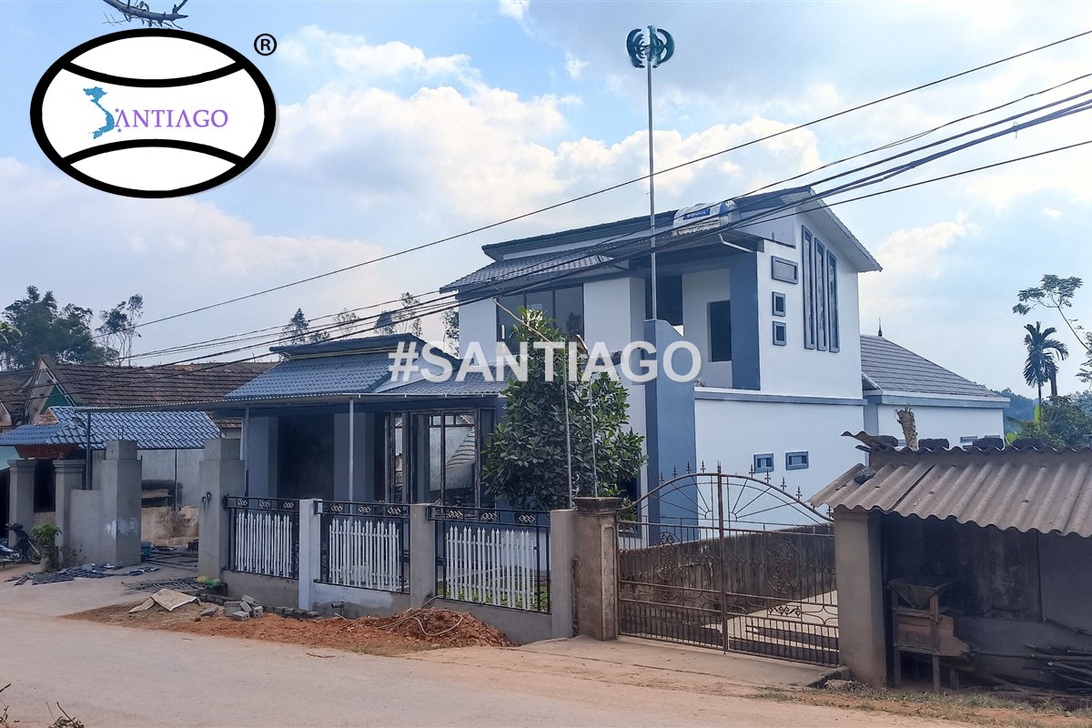 Nhà mái ngói nhựa xám đen nhìn từ đường