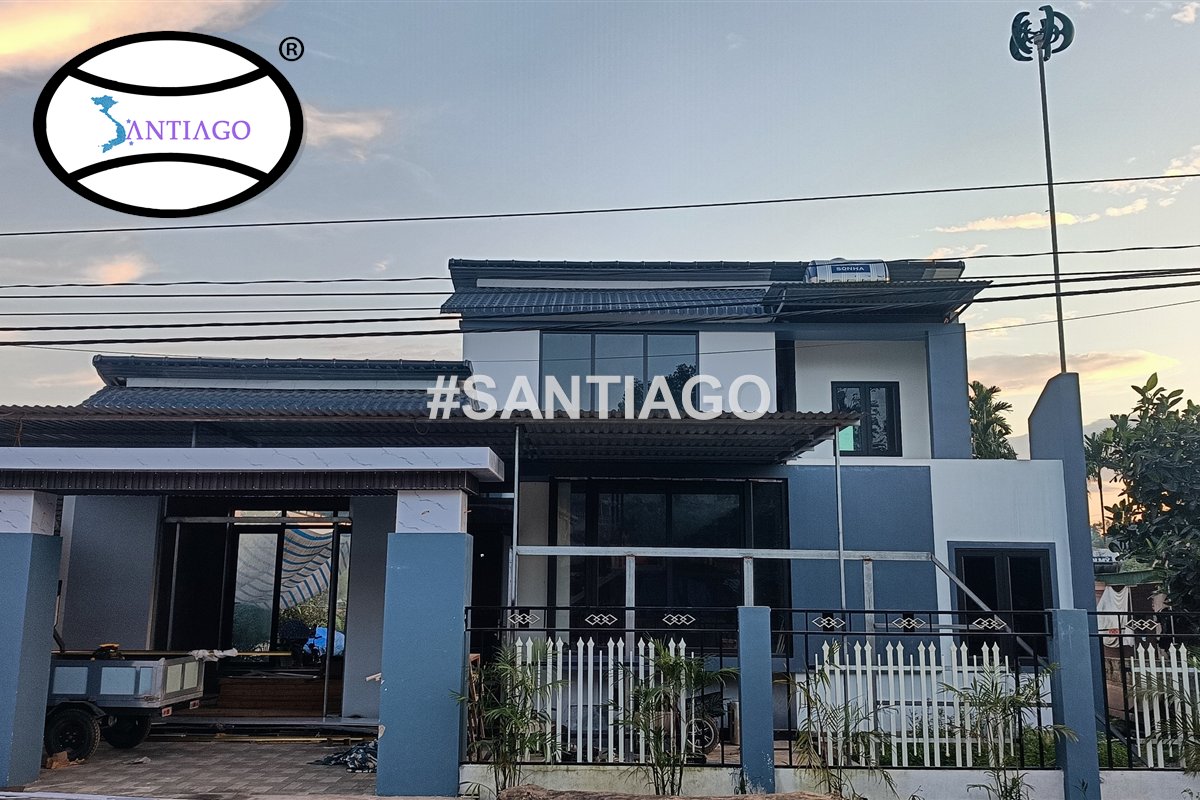 Nhà hai tầng lợp ngói nhựa xám đen ở Nghệ An
