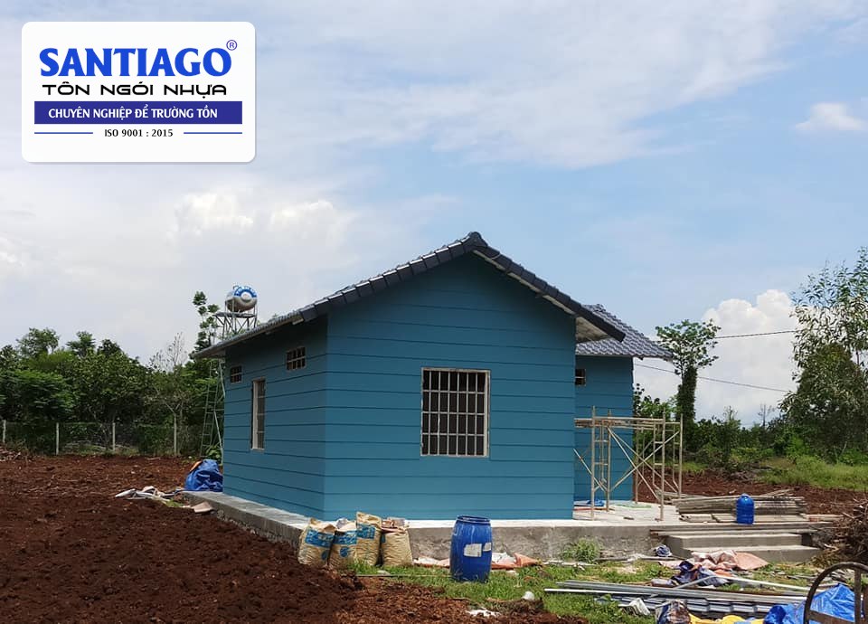 Nhà nhiều mái lợp ngói nhựa xám ở Đồng Nai