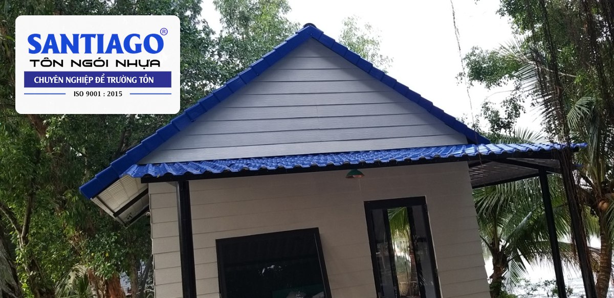 Nhà nhỏ tường trắng mái ngói nhựa xanh dương