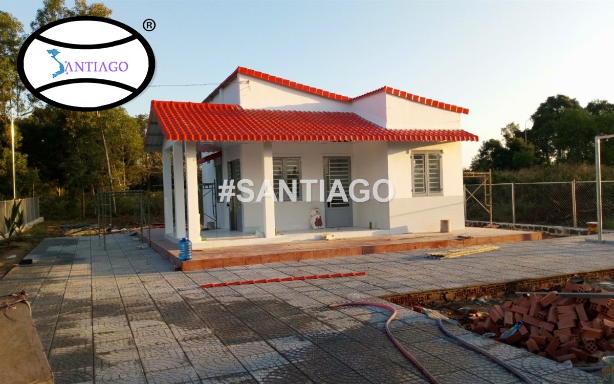 Nhà mái tôn nhựa giả ngói màu đỏ ở Đất Đỏ