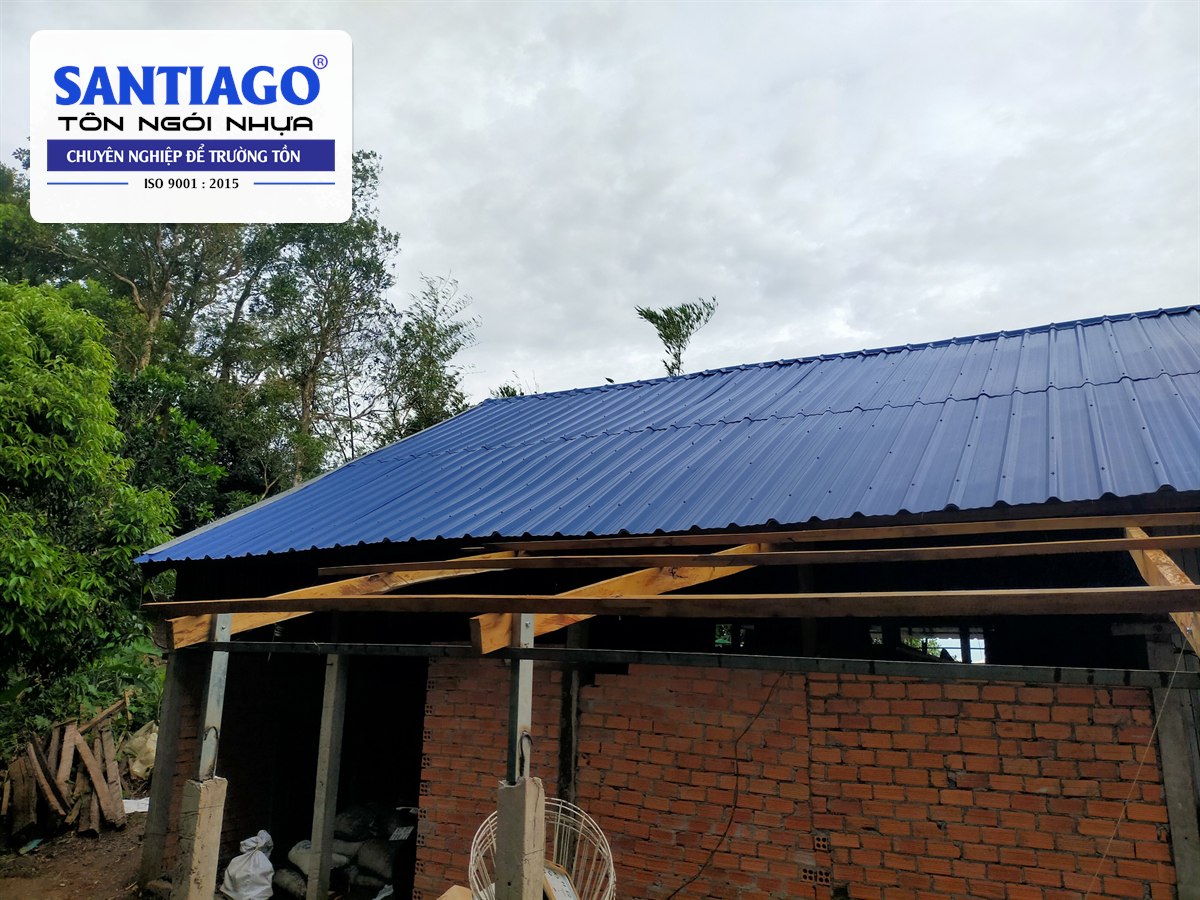 Nhà mái tôn nhựa xanh dương ở Núi Cấm