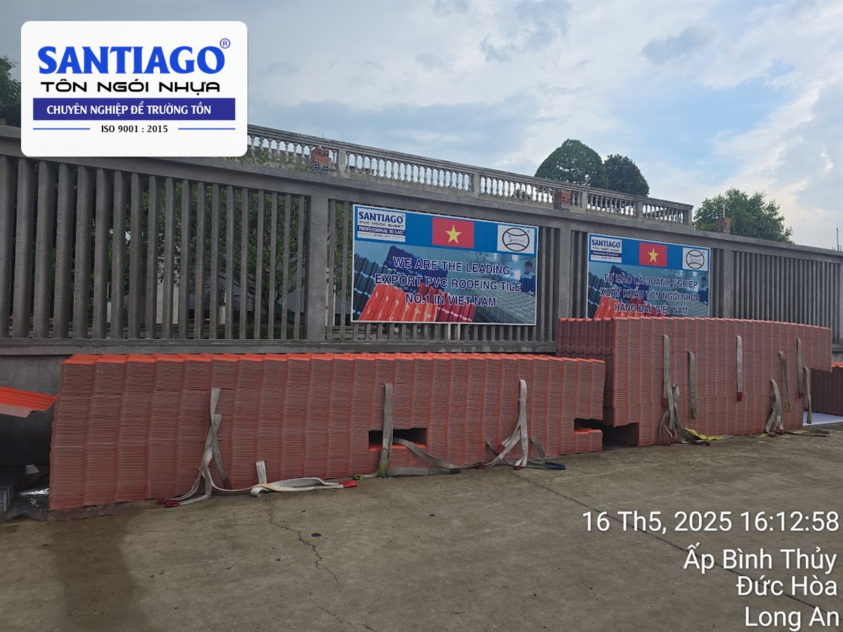 Cổng nhà máy Santiago có bảng hiệu và các kiện ngói nhựa đỏ