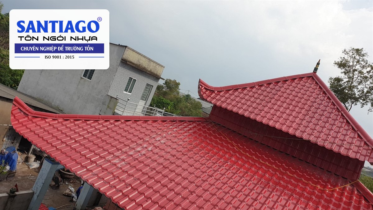 Nhà mồ mái ngói nhựa đỏ nhìn ngang