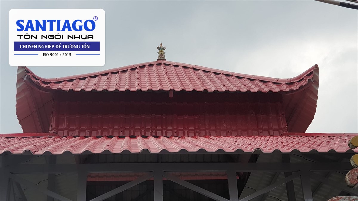 Nhà mồ có mái ngói nhựa với đầu mái cong