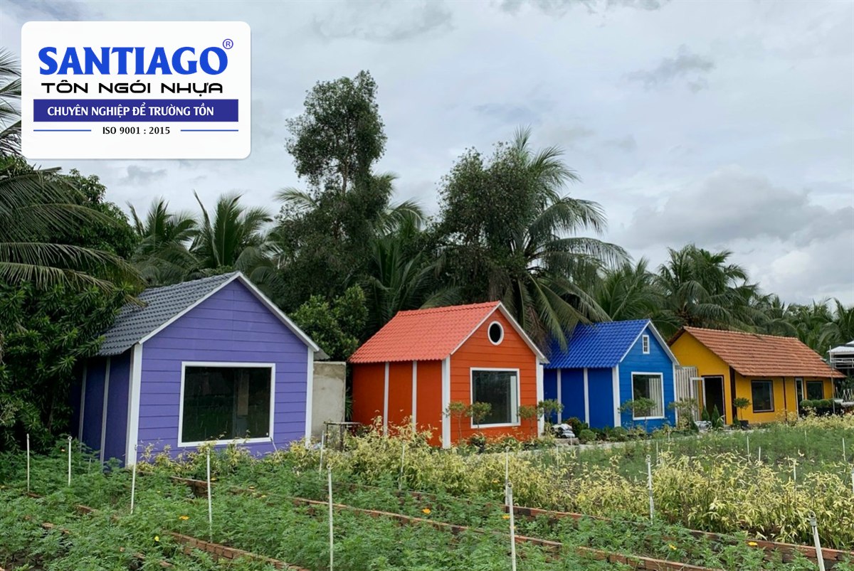 Dãy nhà nghỉ nhỏ nhiều màu trong vườn hoa