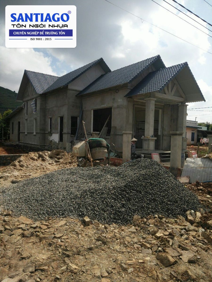 Nhà nhiều mái lợp ngói nhựa xám đang hoàn thiện ở Đức Trọng