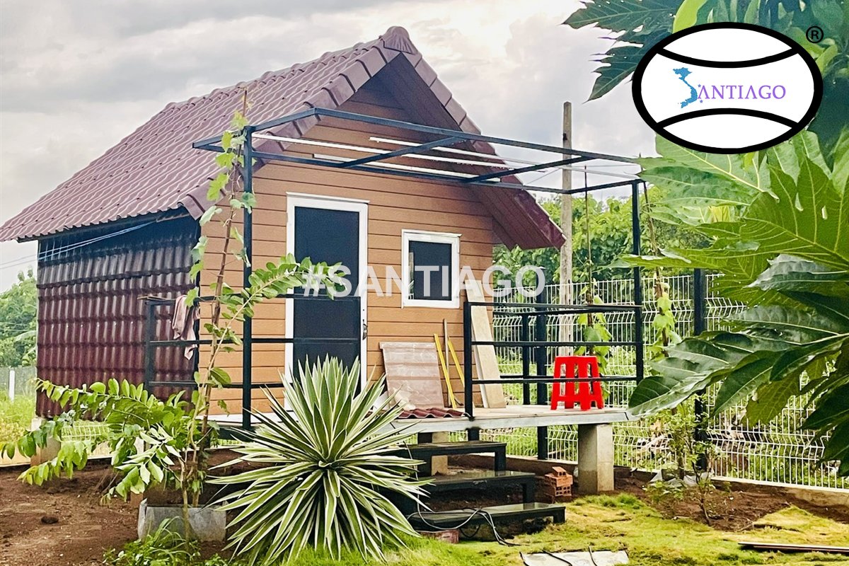 Nhà nhỏ trong vườn lợp ngói nhựa