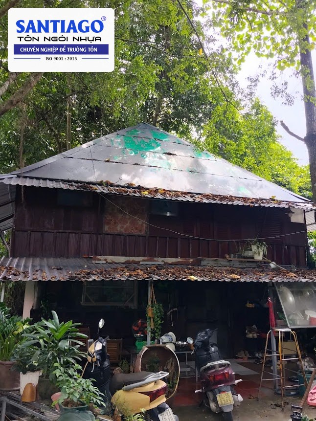 Nhà sàn gỗ lợp ngói nhựa màu đỏ giữa vườn