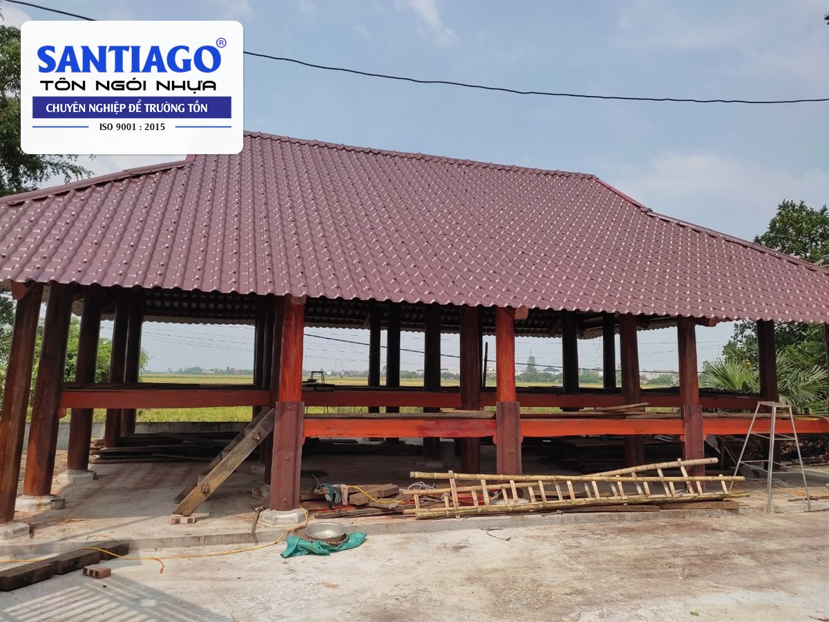Nhà sàn gỗ mái ngói nhựa màu nâu socola