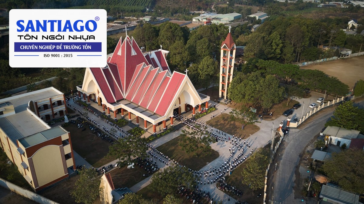Nhà thờ giáo xứ Tân Cang lợp tôn ngói nhựa màu đỏ nhìn từ trên cao
