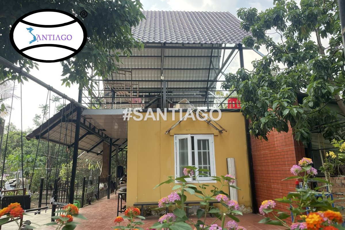 Nhà vườn tường vàng sau khi lợp ngói nhựa
