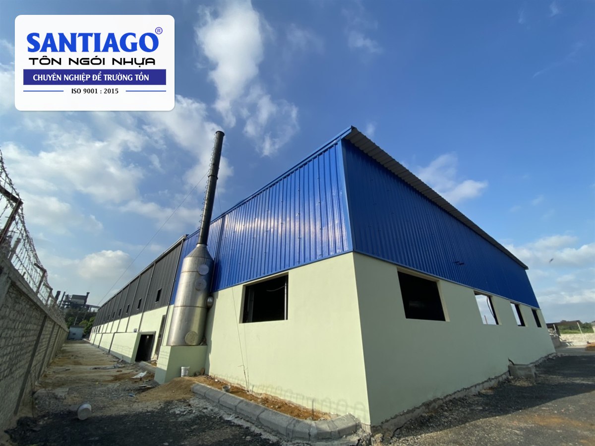 Nhà xưởng mái tôn nhựa xanh dương tường vàng nhạt