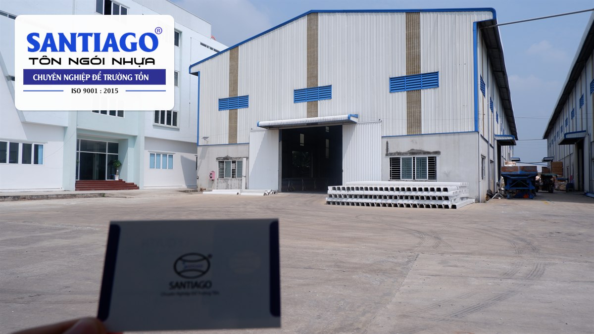 Nhà xưởng sản xuất tôn ngói nhựa Santiago nhìn từ sân