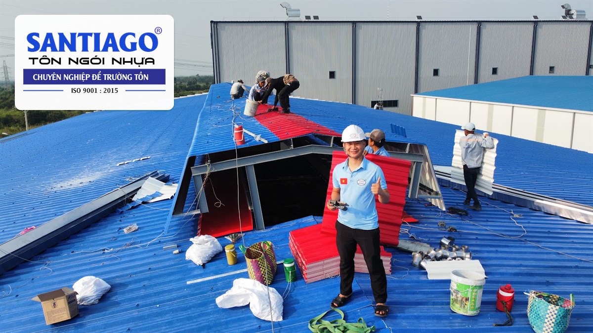 Nhân viên Santiago đứng trên mái tôn nhà xưởng