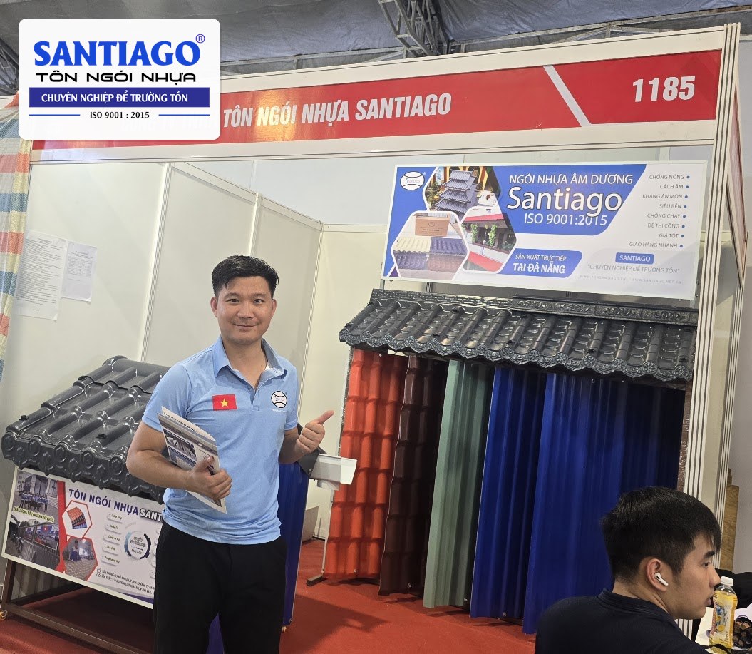 Nhân viên Santiago tại gian hàng giới thiệu tấm lợp