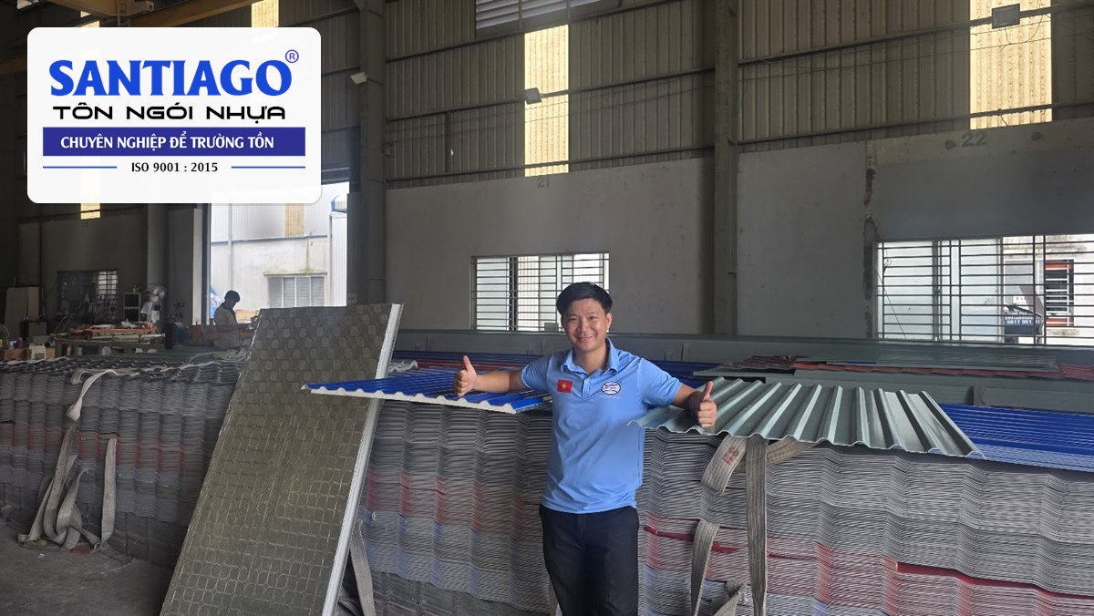 Nhân viên Santiago đứng giữa kho tôn ngói nhựa