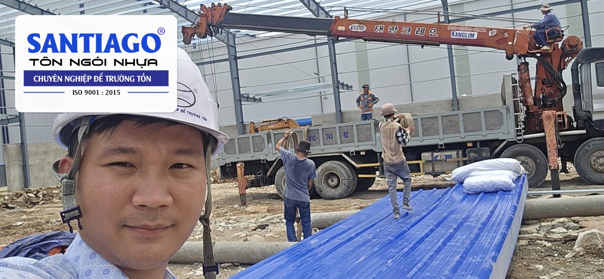 Nhân viên Santiago đội mũ bảo hộ tại công trình lợp tôn