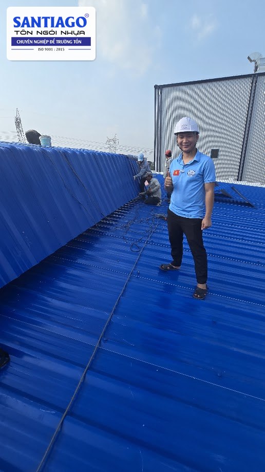 Nhân viên Santiago trên mái tôn nhựa xanh dương