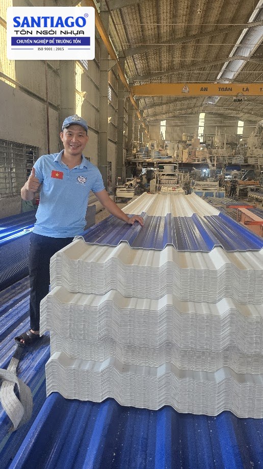 Nhân viên Santiago bên các kiện tôn nhựa trắng xanh