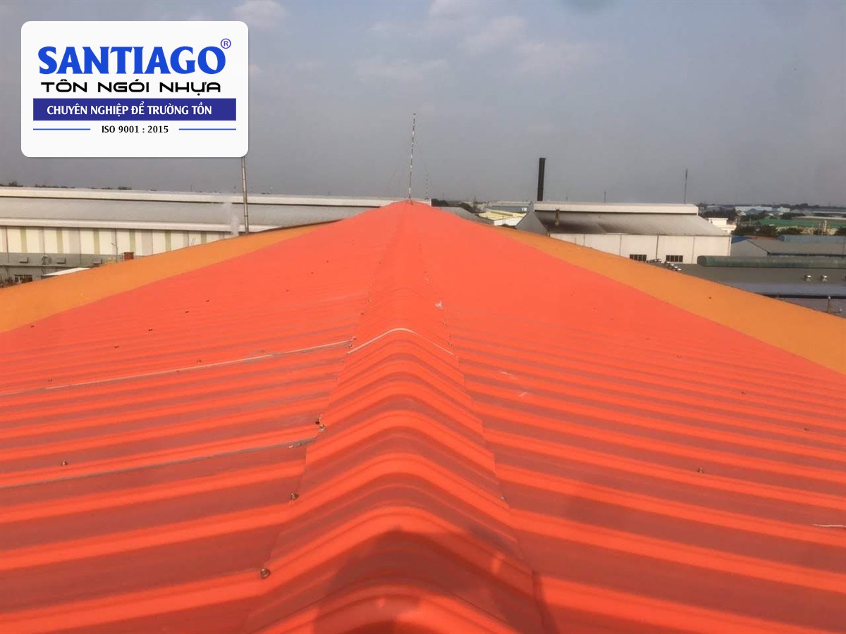 Đường nóc nhà xưởng lợp nhấn vòm tôn nhựa 6 sóng