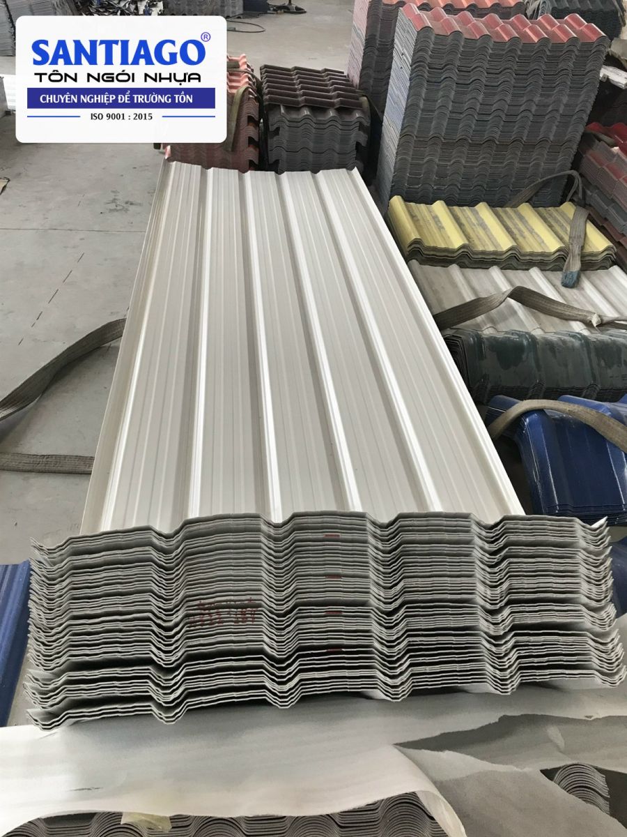 Tấm nhấn vòm tôn nhựa trắng có cạnh dài
