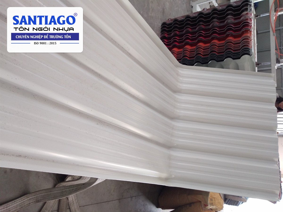 Tấm nhấn vòm tôn nhựa trắng uốn góc 120 độ