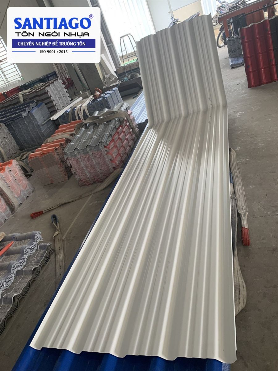 Tấm nhấn vòm tôn nhựa màu trắng xếp tại xưởng