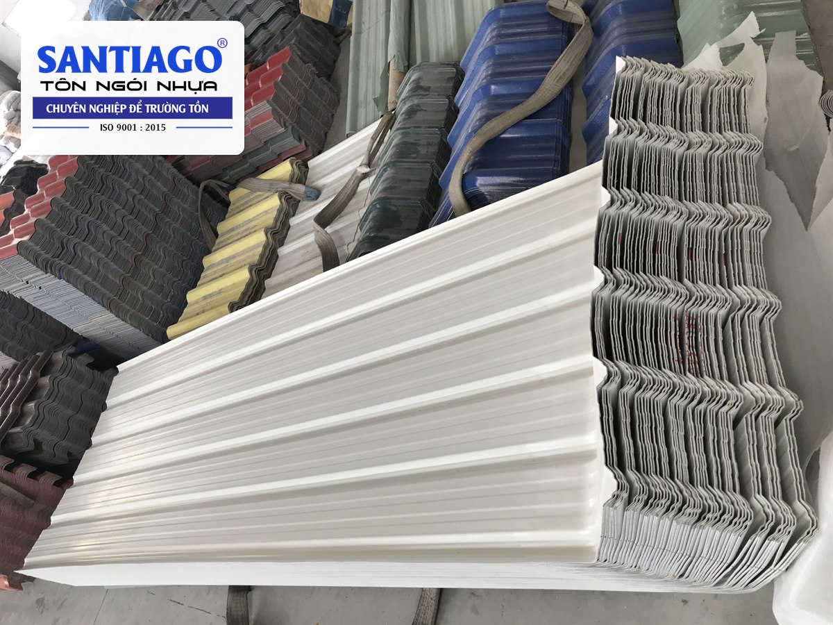 Các tấm nhấn vòm tôn nhựa trắng xếp chồng