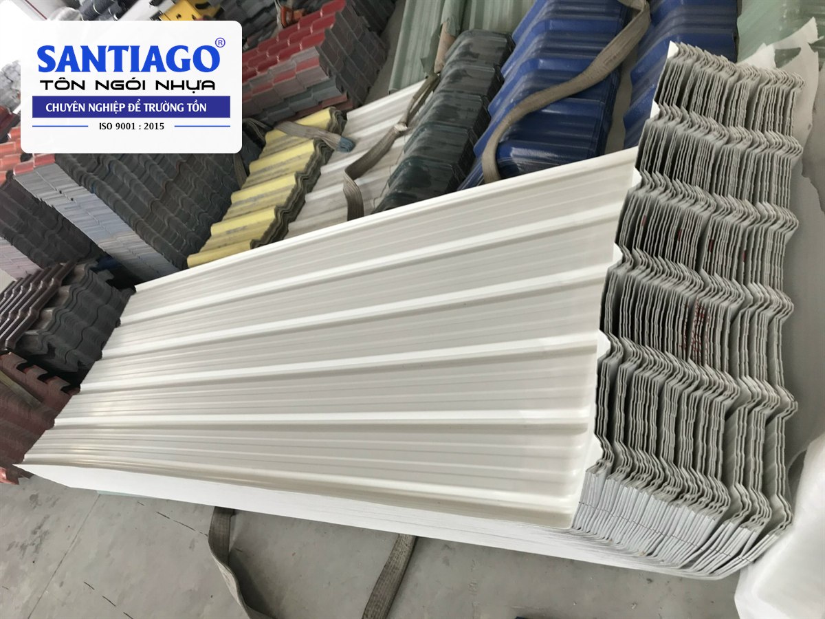 Tấm nhấn vòm tôn nhựa trắng uốn góc tại xưởng
