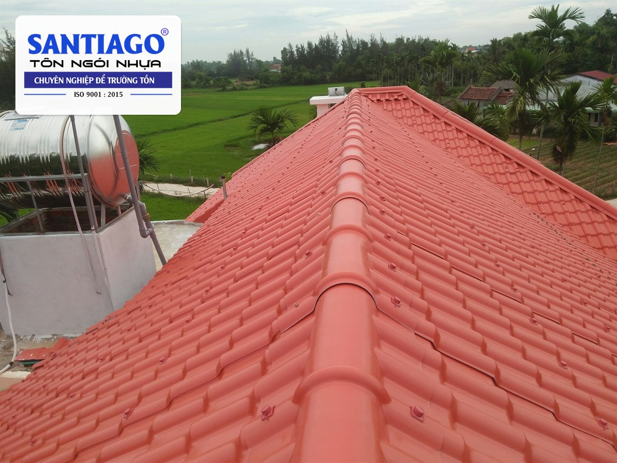 Nóc mái ngói nhựa đỏ của biệt thự ở Nam Phước