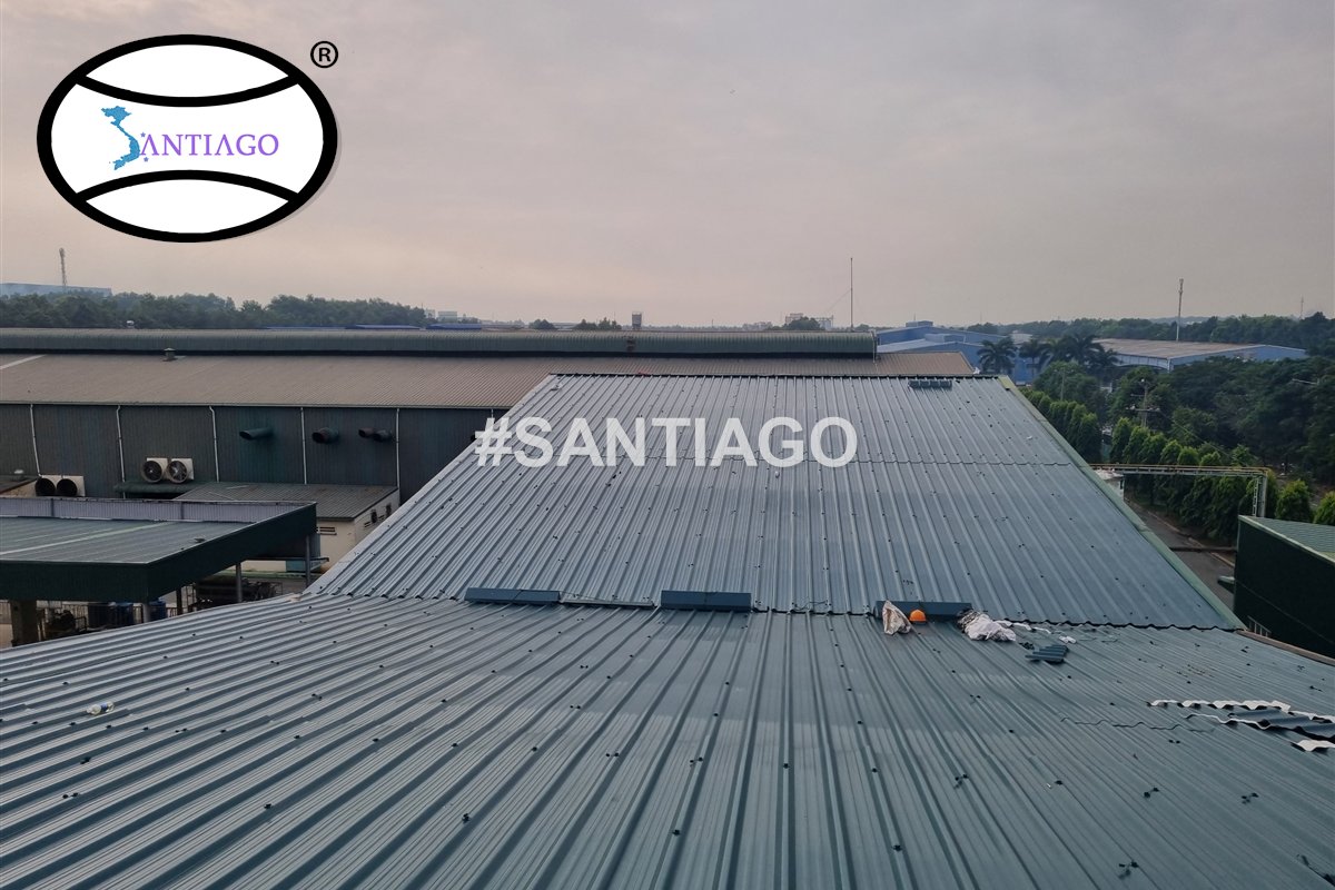 Đường nóc mái tôn nhựa nhà xưởng có các chụp thông gió ở Bến Cát